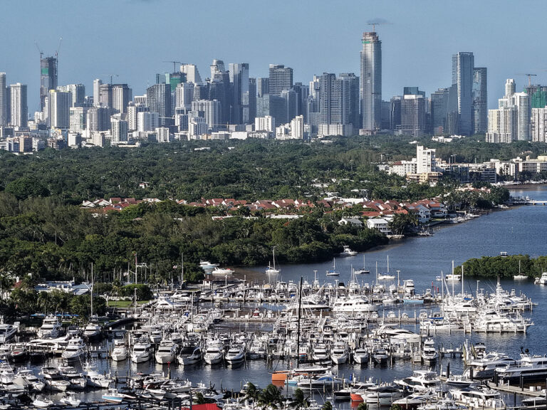 Dans une vue aérienne, des bateaux sont amarrés à Dinner Key Marina alors que les toits de la ville sont visibles en arrière-plan le 21 juillet 2026 à Miami, en Floride. /VCG