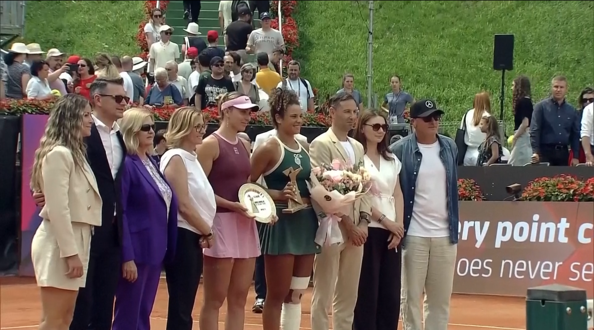 L'Égyptienne Mayar Sherif (R4) a remporté le titre après l'abandon de l'Espagnole Paula Badosa (L5) lors de la finale du simple féminin à l'Open de Iasi, à Iasi, en Roumanie, le 20 juillet 2026. /AP