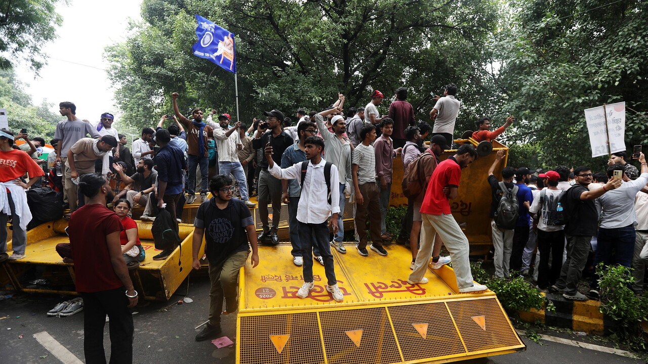 Thousands of people protest in central New Delhi