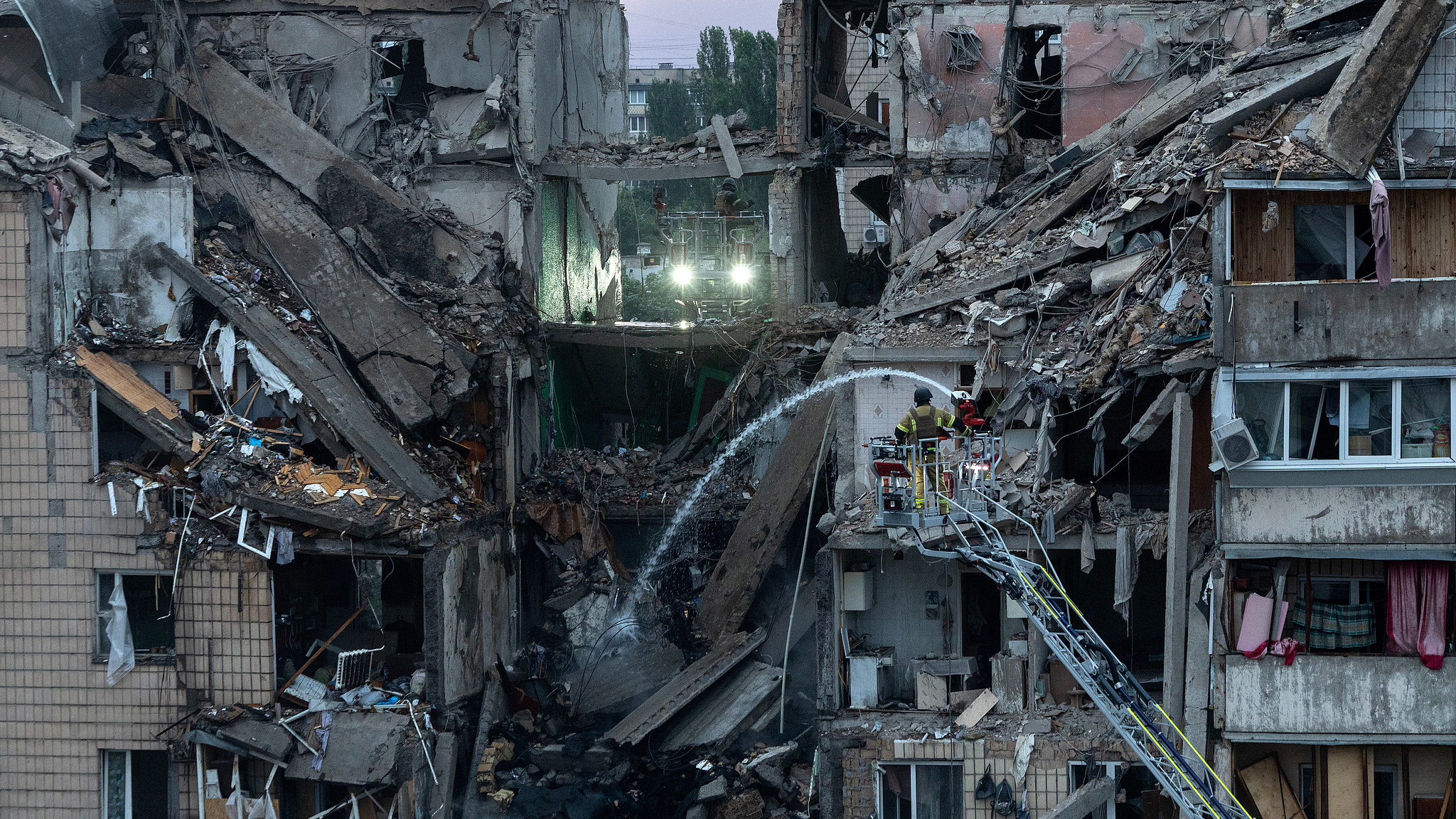 Des pompiers travaillent dans un bâtiment partiellement effondré à la suite d'une attaque nocturne de missiles et de drones russes, à Kiev, en Ukraine, le 6 juillet 2026. /VCG