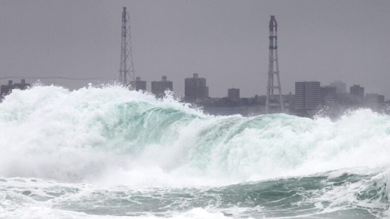 Typhoon Noul hits land, over 715 thousand evacuated and hundreds of flights canceled in China