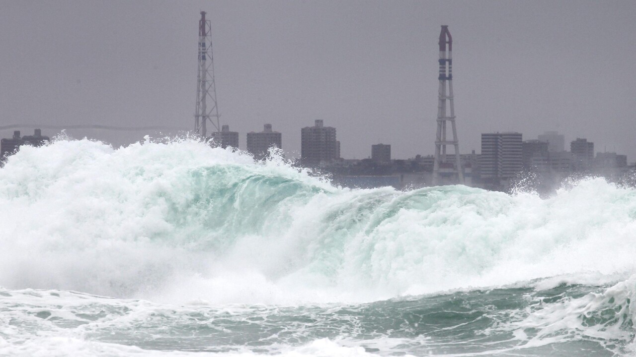 Typhoon Noul hits land, over 715 thousand evacuated and hundreds of flights canceled in China