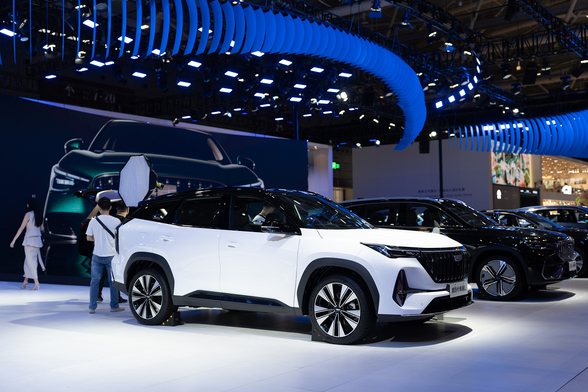 Geely Galaxy présente ses dernières réalisations dans le secteur des nouvelles énergies sur son stand d'exposition au Salon automobile de la région de la Grande Baie à Shenzhen, province du Guangdong, le 3 juin 2026. /VCG