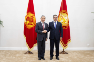 Wang Yi appelle à une coopération plus mutuellement bénéfique avec le Kirghizistan
