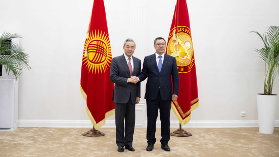 Le ministre chinois des Affaires étrangères Wang Yi (à gauche), également membre du Bureau politique du Comité central du Parti communiste chinois, rencontre le président kirghize Sadyr Japarov à Cholpon-Ata, au Kirghizistan, le 24 juillet 2026. /Ministère chinois des Affaires étrangères