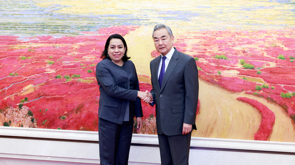 Un membre du Bureau politique du Comité central du Parti communiste chinois et ministre chinois des Affaires étrangères Wang Yi (à droite) serre la main de Carolyn Rodrigues-Birkett, représentante permanente du Guyana auprès des Nations Unies et candidate au poste de prochain secrétaire général de l'ONU, à Pékin, en Chine, le 20 juillet 2026. /Ministère chinois des Affaires étrangères