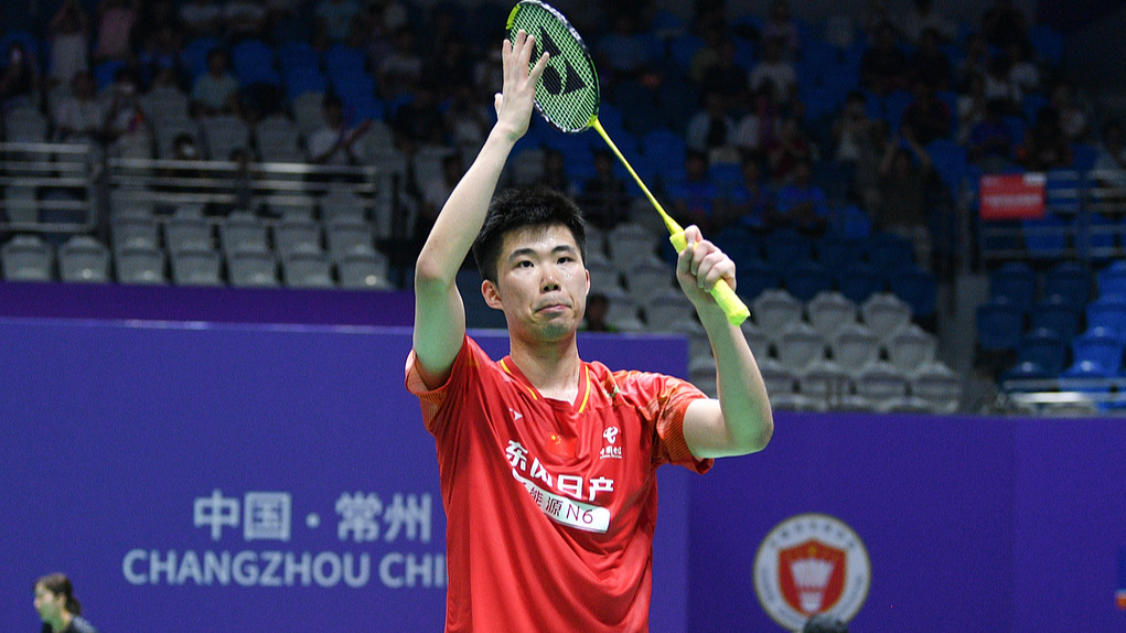 Le Chinois Weng Hongyang réagit après avoir battu Anders Antonsen lors de l'Open de Chine à Changzhou, dans la province du Jiangsu (est de la Chine), le 21 juillet 2026. /VCG