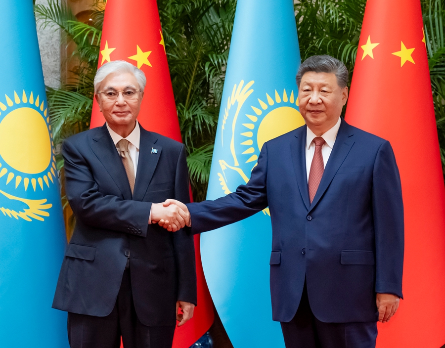 Le président chinois Xi Jinping rencontre le président kazakh Kassym-Jomart Tokayev à Shanghai, en Chine, le 16 juillet 2026. /Xinhua