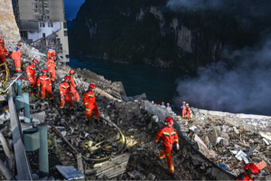 Xi appelle à la recherche scientifique et aux efforts de sauvetage après le glissement de terrain de Chongqing