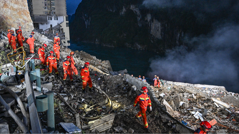 Xi appelle à la recherche scientifique et aux efforts de sauvetage après le glissement de terrain de Chongqing
