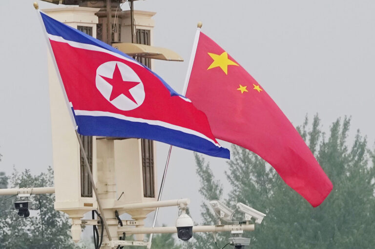 Les drapeaux nationaux de la Chine et de la République populaire démocratique de Corée sont visibles à Pékin, en Chine, le 10 juillet 2026. /VCG