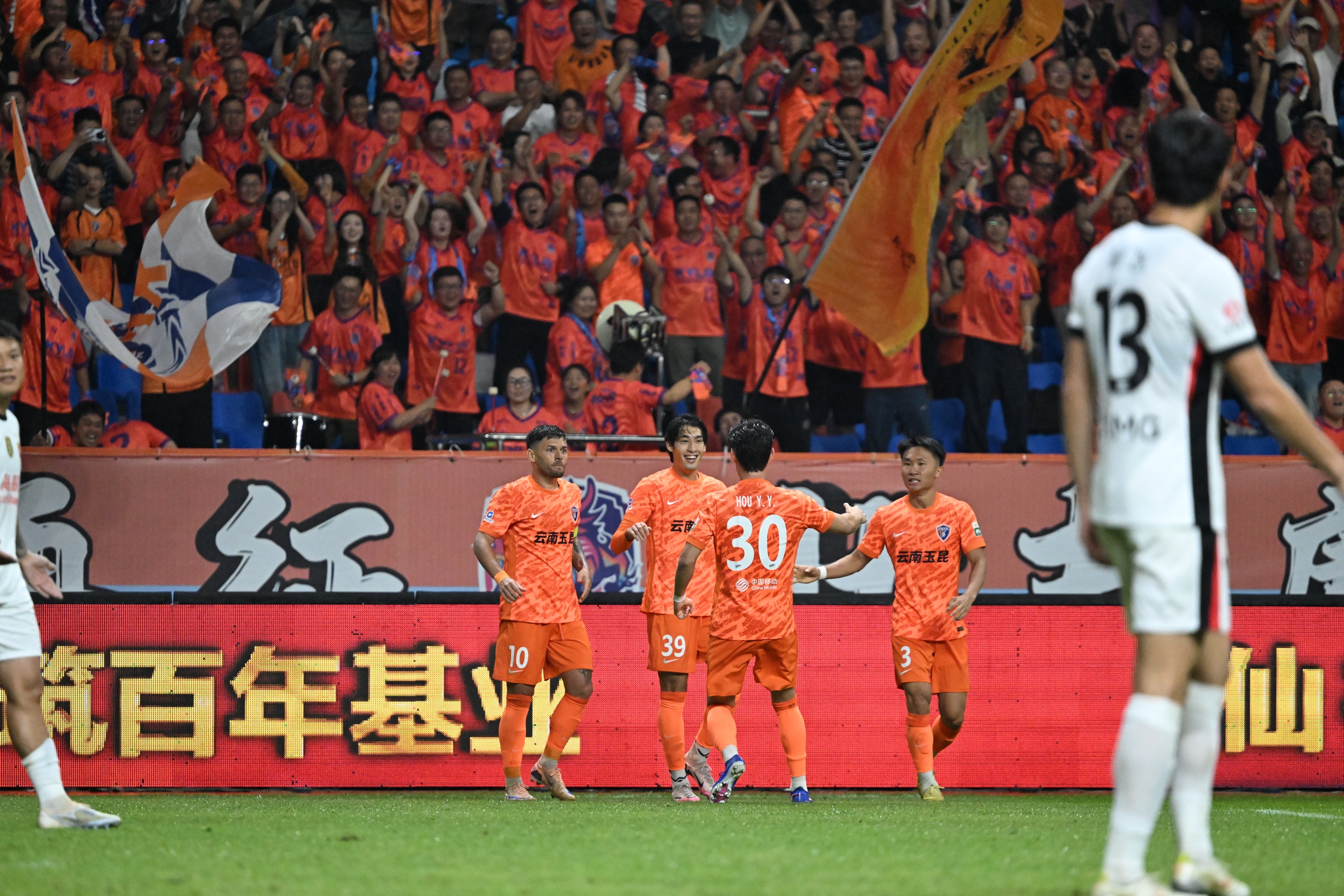 Les joueurs du Yunnan Yukun célèbrent après avoir marqué un but lors du match de Super League chinoise contre le port de Shanghai à Yuxi, dans la province chinoise du Yunnan (sud-ouest), le 17 juillet 2026. /IC Photo