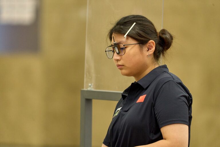 La Chinoise Zhang Yueyue se prépare à tenter sa chance lors de la finale féminine du pistolet 25 mètres lors de la Coupe du monde ISSF à Hangzhou, dans la province chinoise du Zhejiang (est), le 27 juillet 2026. /ISSF