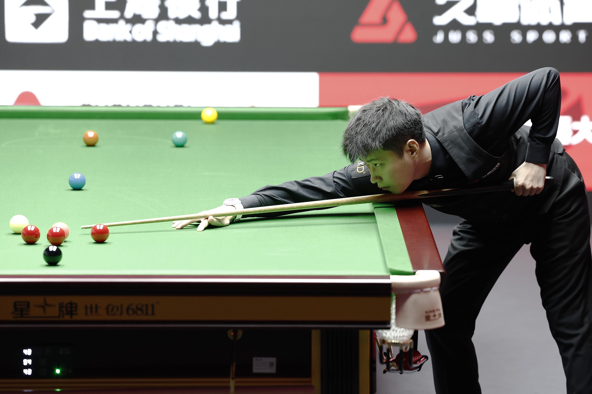 Le Chinois Zhao Xintong réussit un tir lors du match de deuxième tour contre son compatriote Ding Junhui au WST Shanghai Masters à Shanghai, dans l'est de la Chine, le 29 juillet 2026. /VCG