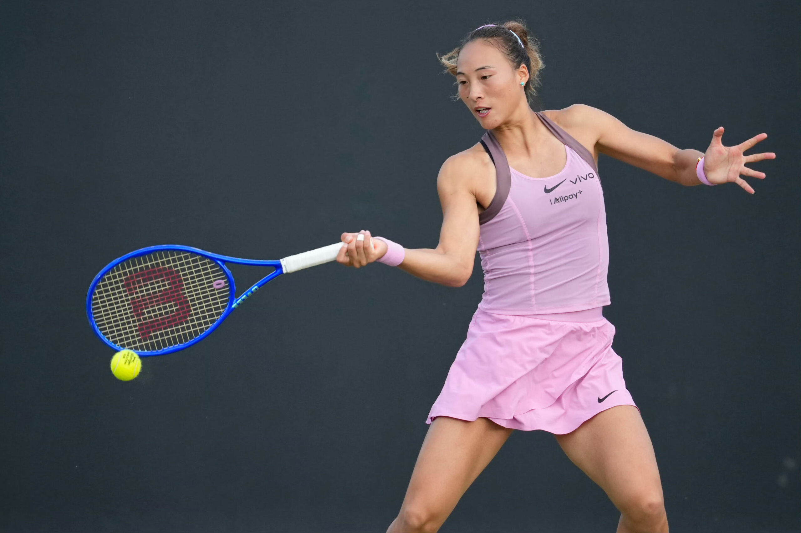 La Chinoise Zheng Qinwen réussit un tir lors du match du premier tour du simple féminin contre l'Espagnole Jessica Bouzas Maneiro à l'Open d'Athènes, à Athènes, Grèce, le 13 juillet 2026. /Xinhua
