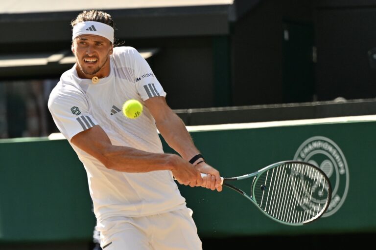 L'Allemand Alexander Zverev frappe un tir contre l'Américain Taylor Fritz lors d'un match quart de finale masculin aux championnats de Wimbledon au All England Lawn Tennis and Croquet Club à Londres, Angleterre, Royaume-Uni, le 8 juillet 2026. /VCG