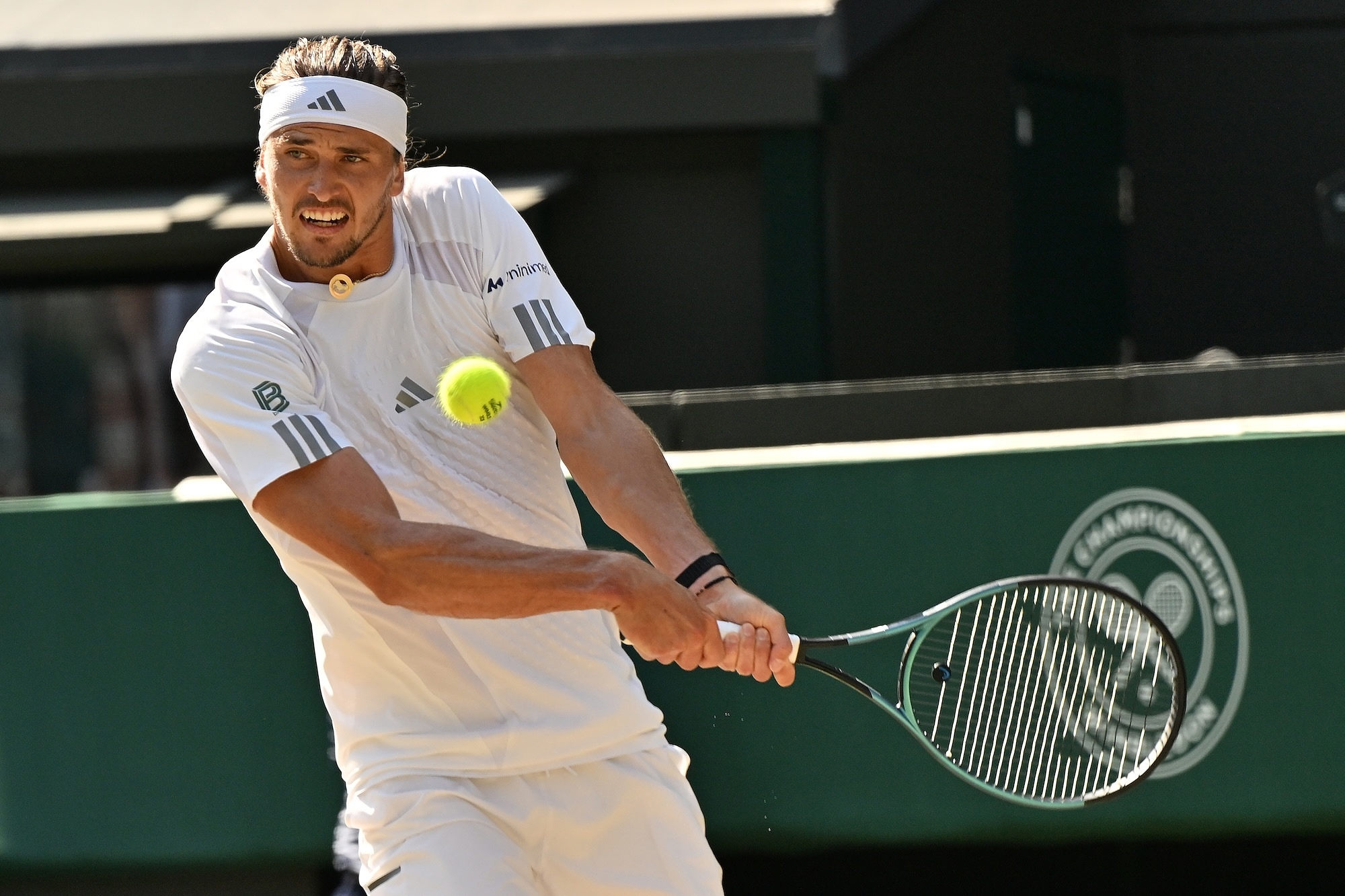 L'Allemand Alexander Zverev frappe un tir contre l'Américain Taylor Fritz lors d'un match quart de finale masculin aux championnats de Wimbledon au All England Lawn Tennis and Croquet Club à Londres, Angleterre, Royaume-Uni, le 8 juillet 2026. /VCG