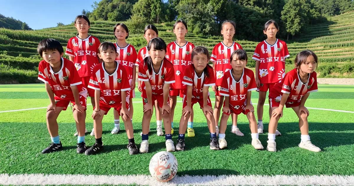 L'équipe de l'école expérimentale Yuanbao Tongxin, originaire d'une région montagneuse de la province du Guizhou, dans le sud-ouest de la Chine, pose ensemble pour une photo. /Photo fournie à CGTN