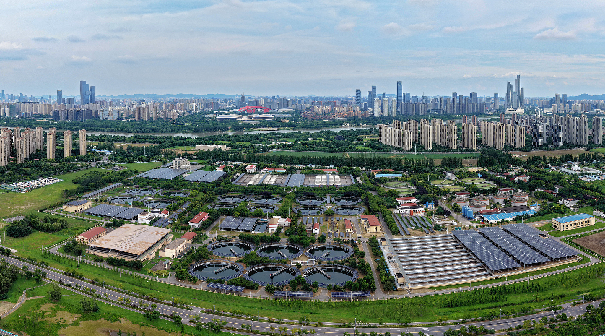 Projet photovoltaïque distribué dans une usine de traitement des eaux usées à Nanjing, province du Jiangsu, Chine, 16 juillet 2026. /VCG
