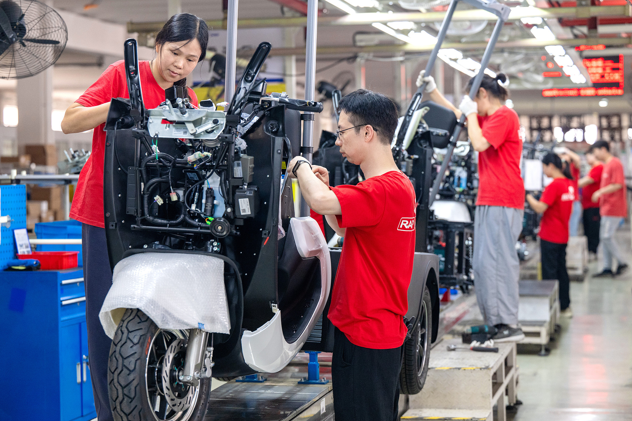 Les tricycles à énergie nouvelle fabriqués en Chine sont expédiés par lots vers l'Europe, l'Asie du Sud-Est, l'Afrique et l'Amérique latine. Les ouvriers accélèrent la production pour honorer les commandes à l'étranger, province du Zhejiang, Chine, 4 juin 2026. /VCG