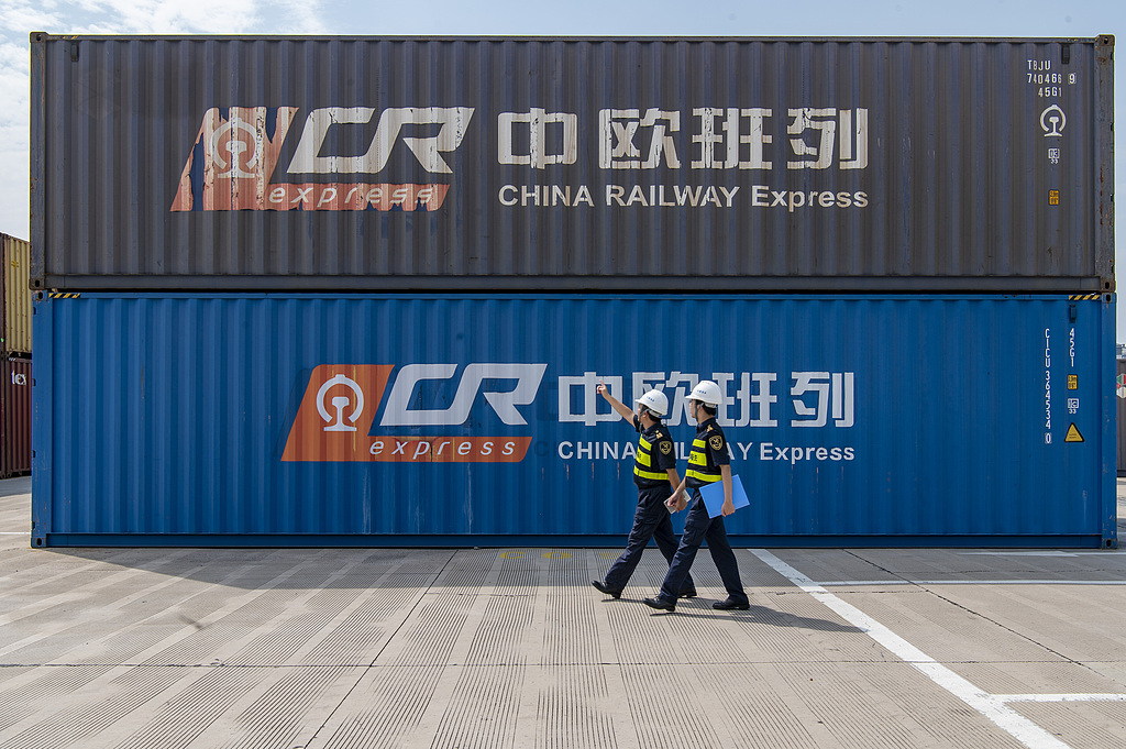Des agents des douanes inspectent les conteneurs d'un train de marchandises Chine-Europe au port intermodal international de Chine orientale, dans la ville de Jinhua, province du Zhejiang, dans l'est de la Chine, le 30 septembre 2025. /CFP