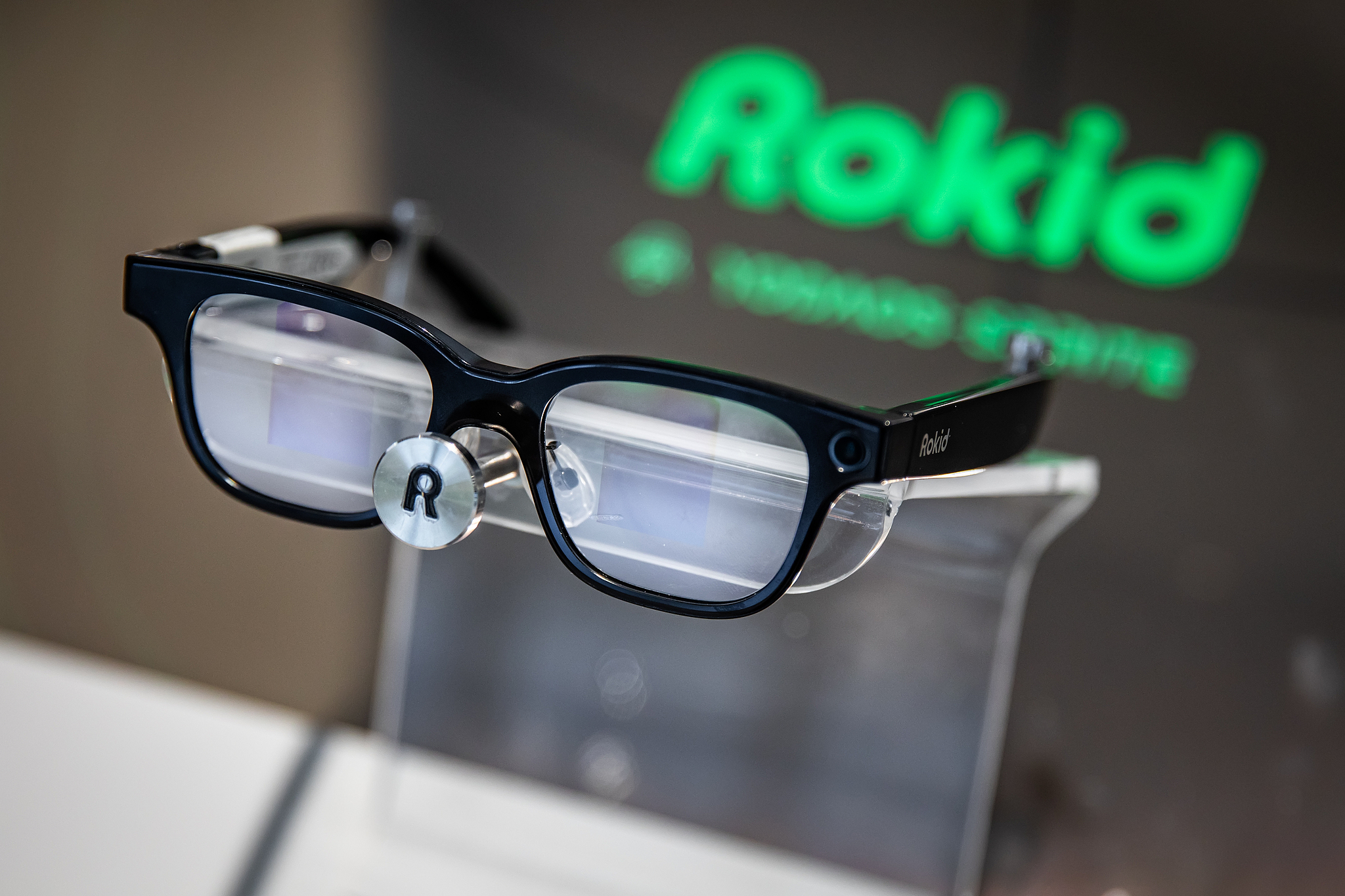 Le hall d'exposition de Hangzhou Lingban Technology présente les lunettes intelligentes Rokid AI le 12 mars 2026 à Hangzhou. /VCG