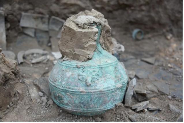 Un vase en bronze au moment de sa découverte /CMG