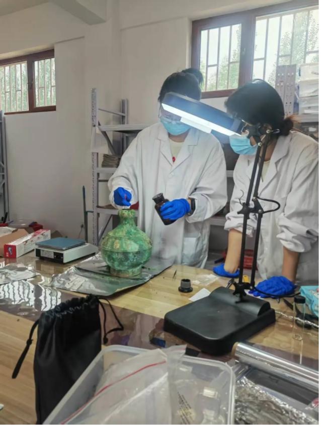 Des membres du personnel du Département des sciences et technologies de l’Institut des reliques culturelles et d’archéologie du Ningxia extraient des échantillons. /CMG