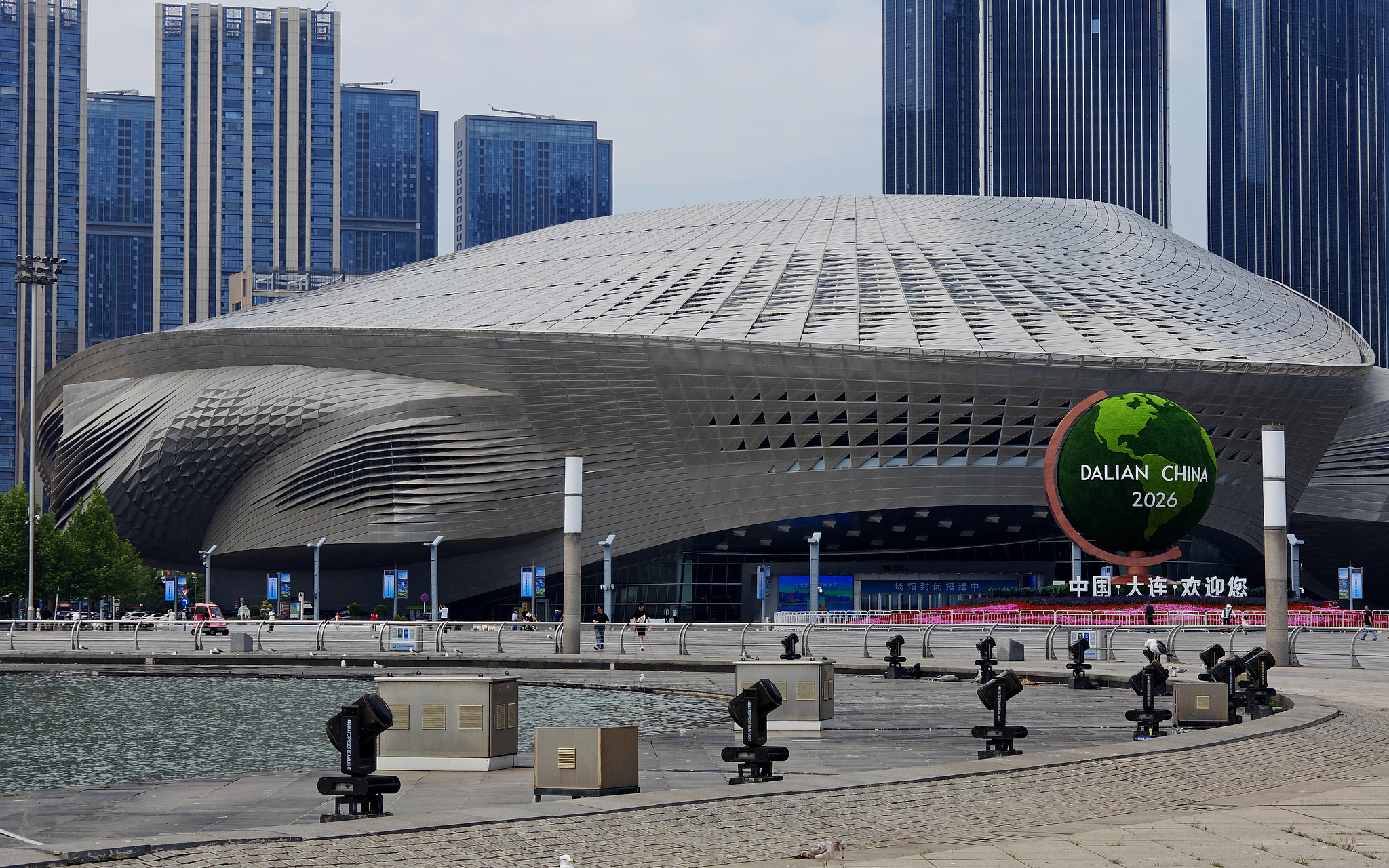 Une vue extérieure du Centre international de conférences de Dalian, lieu du Davos d'été 2026, à Dalian, dans la province du Liaoning (nord-est de la Chine), le 9 juin 2026. /VCG