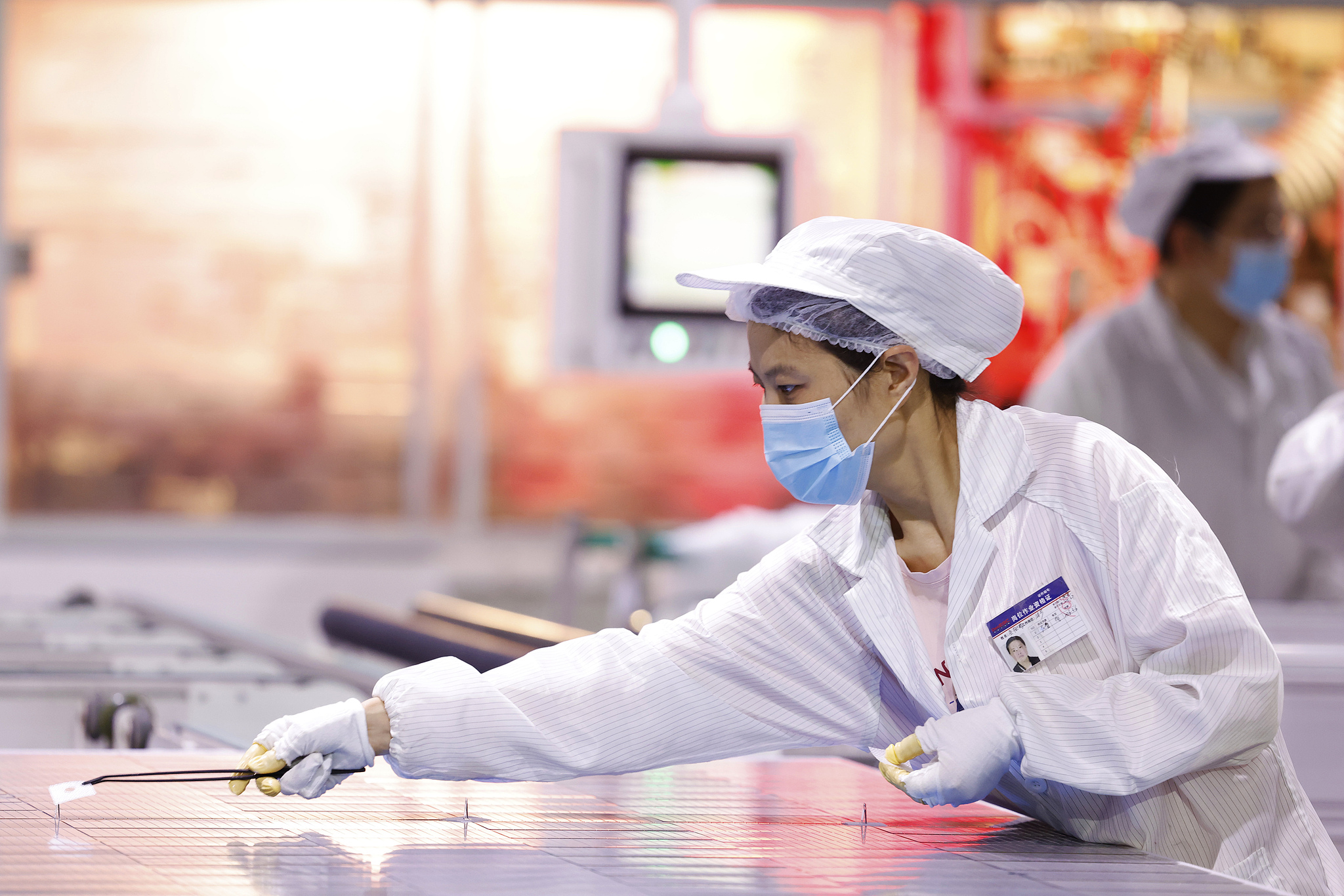 Travailleurs traitant les commandes d'exportation de composants de panneaux photovoltaïques, dans un atelier intelligent 5G, province du Jiangsu, Chine, le 2 juin 2025. /VCG