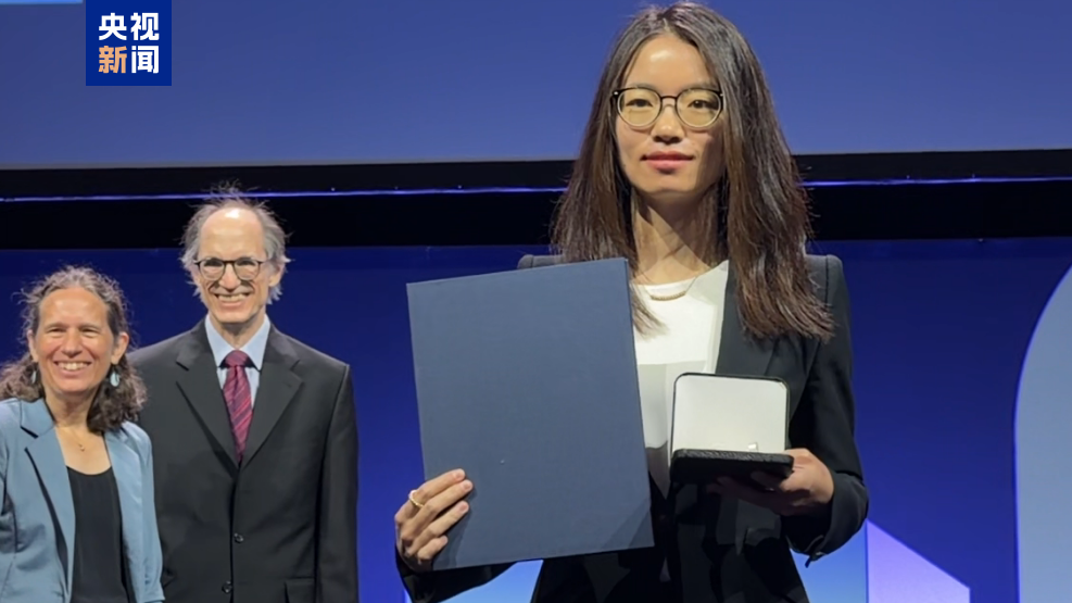 Le mathématicien chinois Wang Hong reçoit une médaille Fields lors du Congrès international des mathématiciens à Philadelphie, le 23 juillet 2026. /CMG