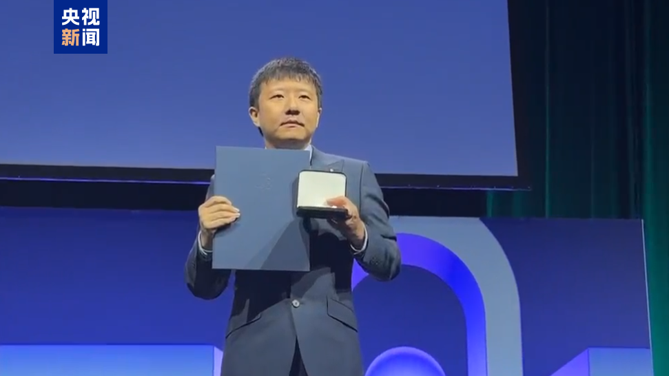 Le mathématicien chinois Deng Yu reçoit une médaille Fields lors du Congrès international des mathématiciens à Philadelphie, le 23 juillet 2026. /CMG