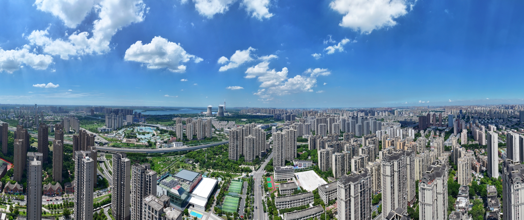 Une vue aérienne de Hefei, qui exploite les circuits intégrés comme nouvelle force motrice pour achever la transformation d'un centre de fabrication en une ville de science et d'innovation, province d'Anhui, Chine, 1er août 2026. /VCG