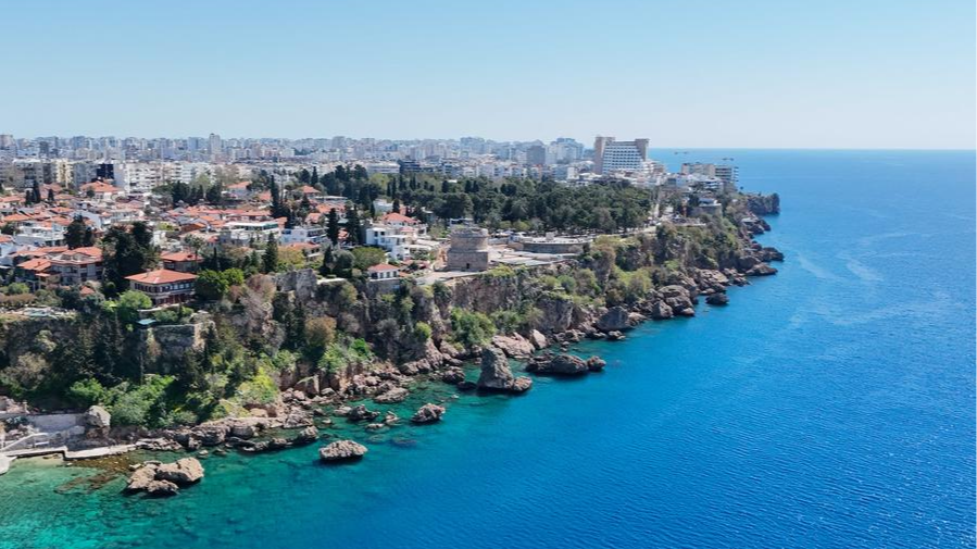Une photo aérienne prise par un drone le 23 mars 2025 montre le paysage côtier d'Antalya, en Turquie. /Xinhua