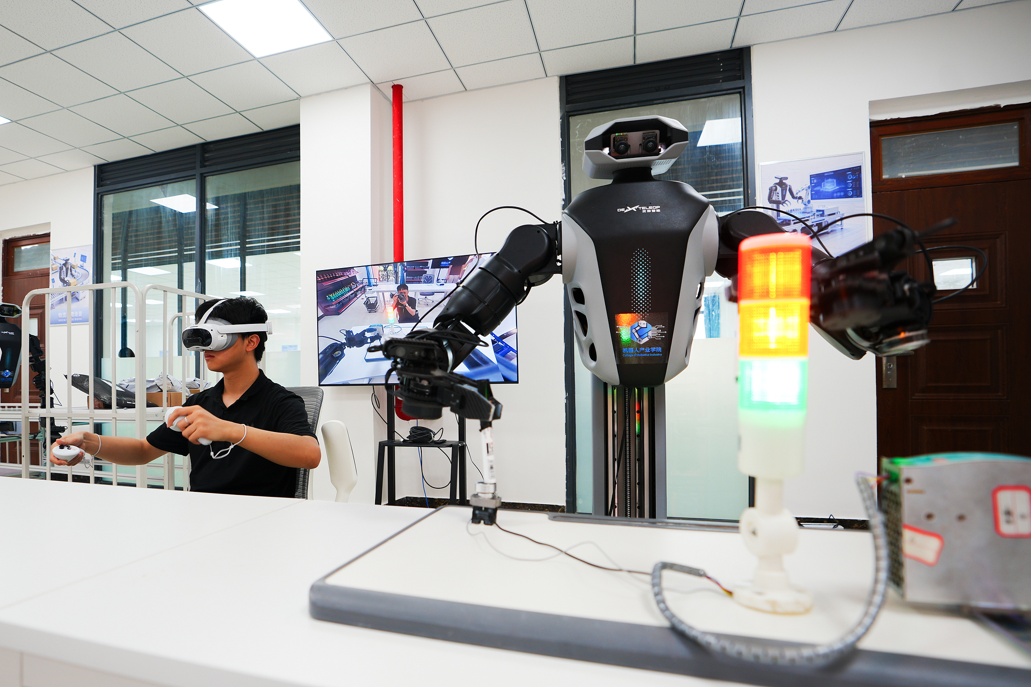 Un étudiant de l'Université des sciences et technologies du Sichuan utilise un robot pour simuler des travailleurs du secteur de l'énergie effectuant des tests de circuits, Meishan, province du Sichuan, Chine, le 30 juin 2026. /VCG
