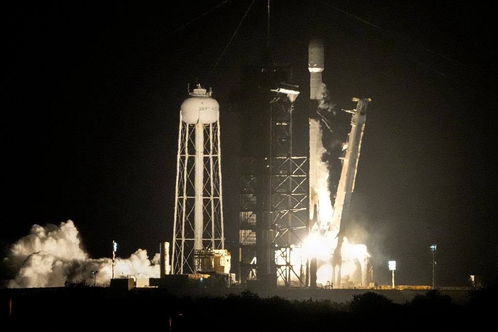 Une fusée SpaceX Falcon 9 décolle de la plateforme 39A avec une charge utile composée d'une paire d'atterrisseurs lunaires au Kennedy Space Center à Cap Canaveral, en Floride, aux États-Unis, le 15 janvier 2025. /VCG