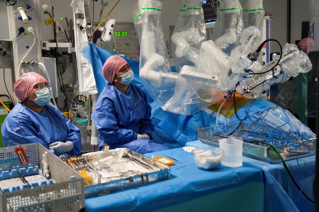 Infirmières participant à une chirurgie du cancer du poumon à l'aide du nouveau système chirurgical assisté par robot Da Vinci 5, à l'hôpital St Bartholomew. /Carlos Jasso/AFP