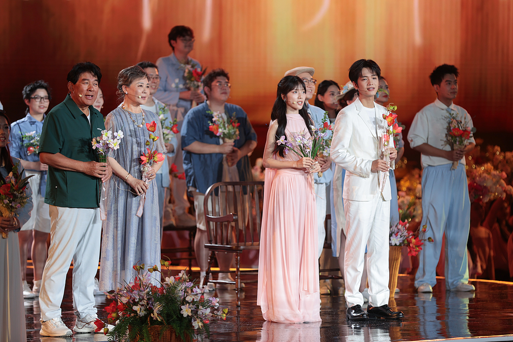 Les légendes du cinéma chinois Zhu Shimao (à gauche) et Cong Shan (deuxième à gauche) se produisent avec les jeunes acteurs Li Sitong (deuxième à droite) et Wang Yantong (à droite), le 7 août 2026. /VCG