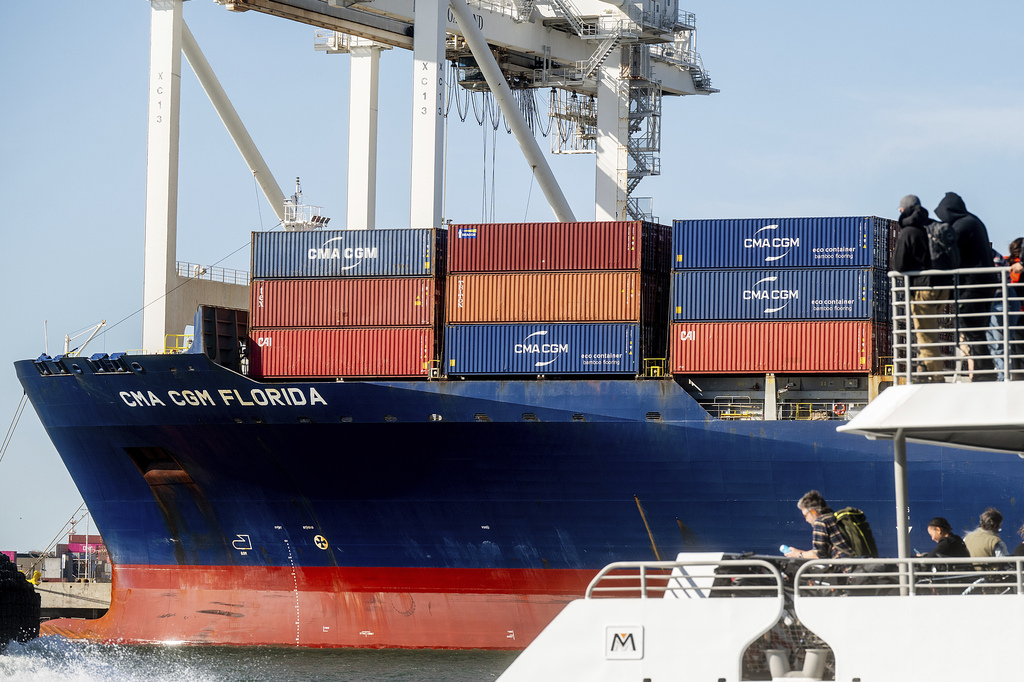 Les passagers du ferry passent des conteneurs à bord d'un cargo au port d'Oakland, à Oakland, Californie, États-Unis, le 4 avril 2025. /VCG