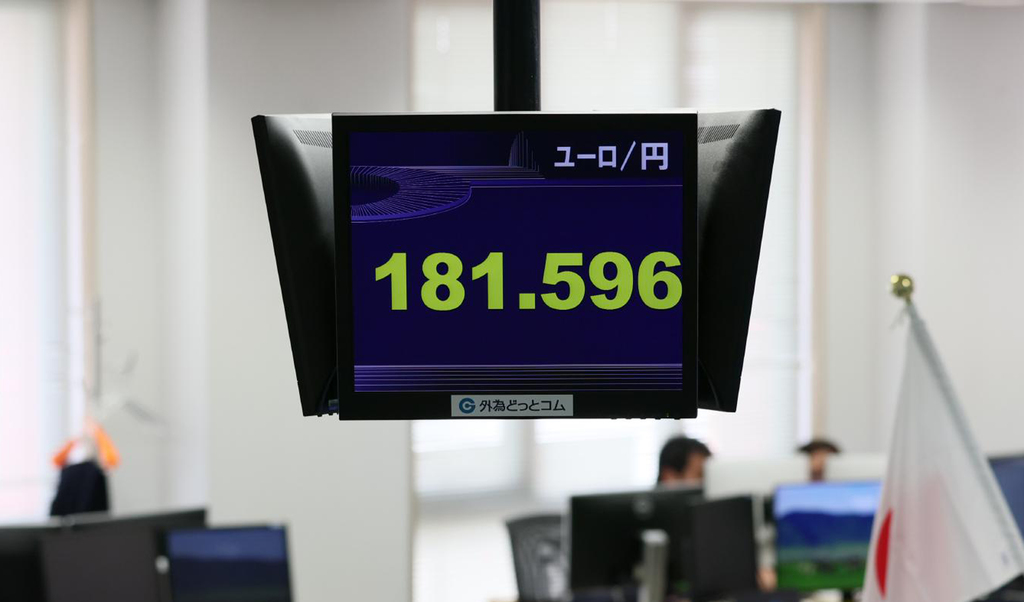 Un tableau électronique affiche le dernier taux de change actuel du yen japonais par rapport à l'euro dans le quartier de Minato, à Tokyo, le 5 août 2026. /VCG