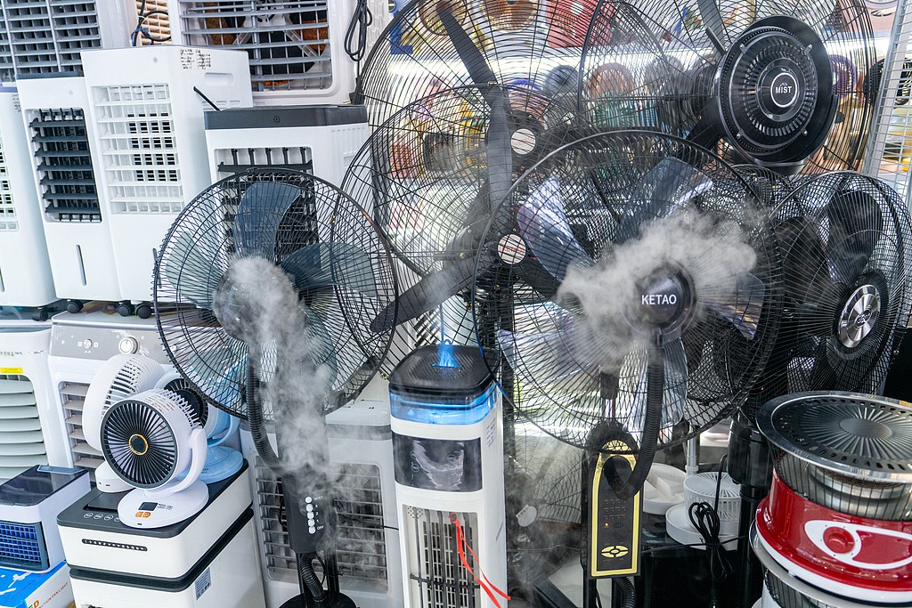 Poussés par des vagues de chaleur persistantes à travers l'Europe, les produits de refroidissement d'été sur le marché du commerce international de Yiwu sont très demandés, Yiwu, province du Zhejiang, Chine, 2 juillet 2026. /VCG