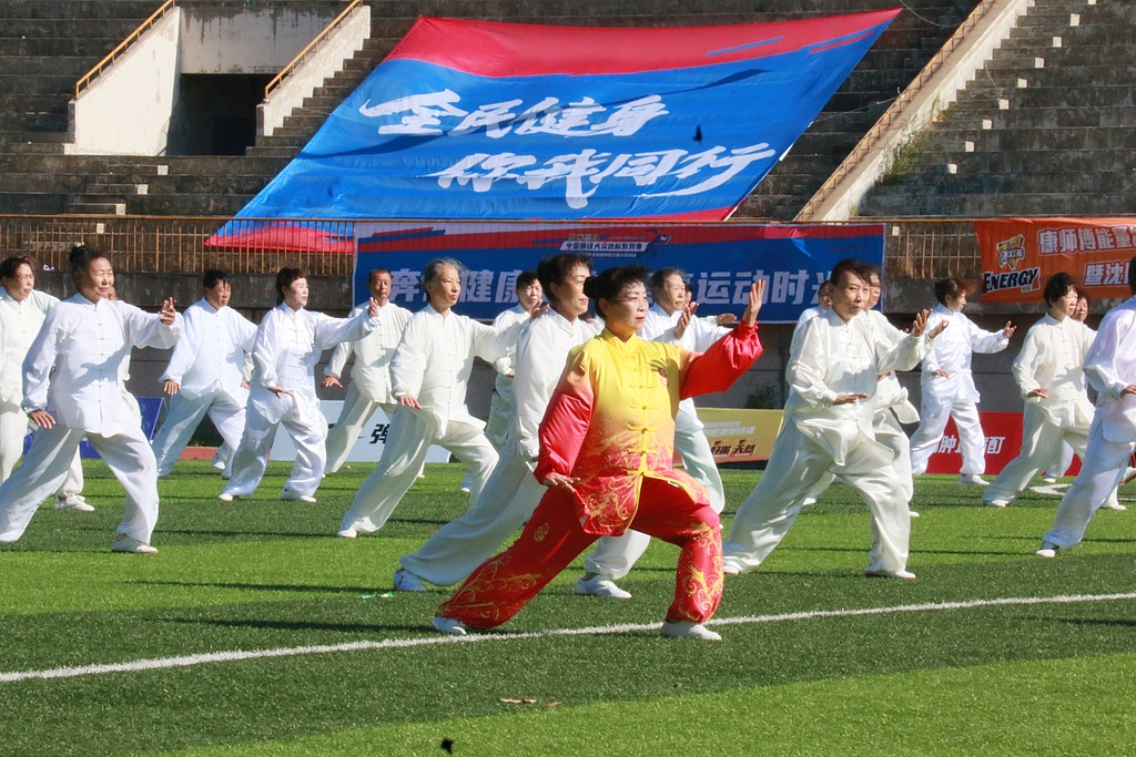 Des gens font du tai-chi pour célébrer la Journée nationale de la condition physique, à Shenyang, dans la province du Liaoning (nord-est de la Chine), le 8 août 2026. /VCG