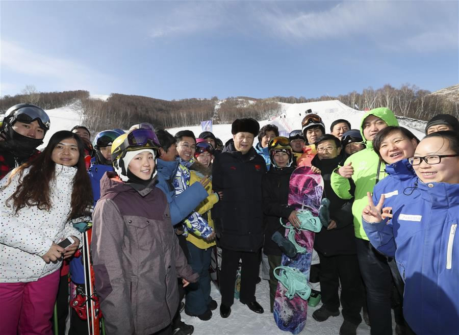 Le président Xi Jinping pose pour une photo de groupe avec des skieurs à la station de ski de Genting, alors qu'il inspecte les travaux préparatoires des Jeux olympiques d'hiver de Pékin 2022 à Zhangjiakou, dans la province chinoise du Hebei (nord), le 23 janvier 2017. /Xinhua