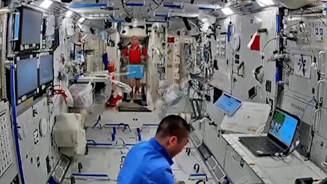 Un astronaute court sur un tapis roulant dans la station spatiale chinoise. /CMSA