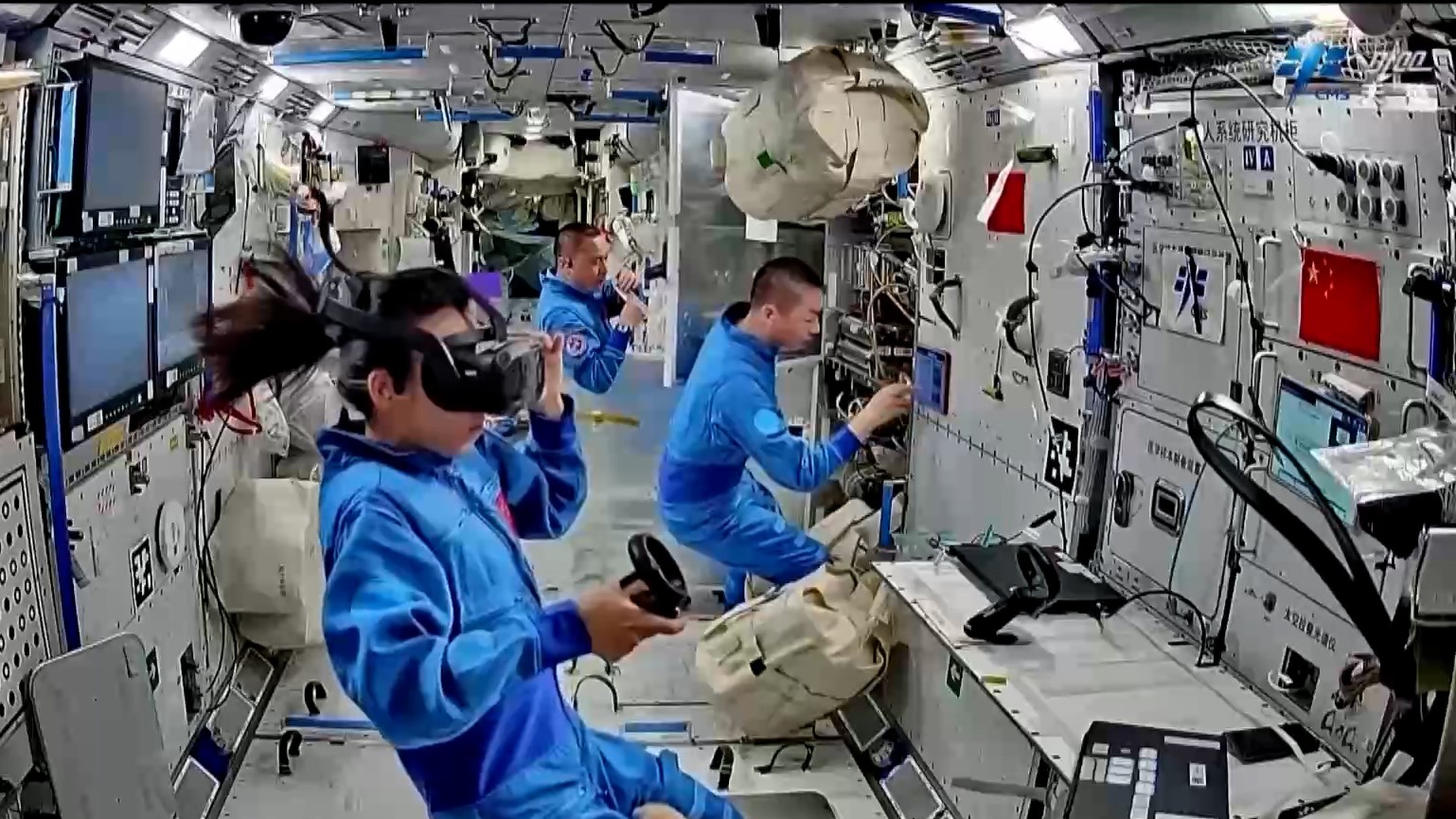 L'astronaute Lai Ka-ying effectue un test avec des appareils VR. /CMSA