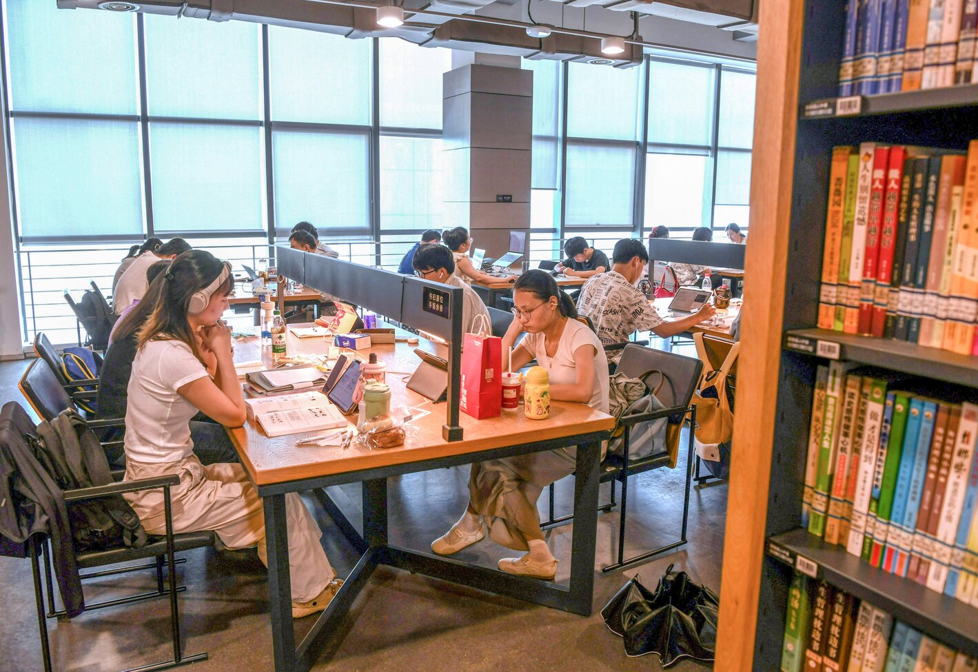 De jeunes lecteurs passent une journée d'été dans une bibliothèque de Tongling, province de l'Anhui, le 4 août 2026. /CFP