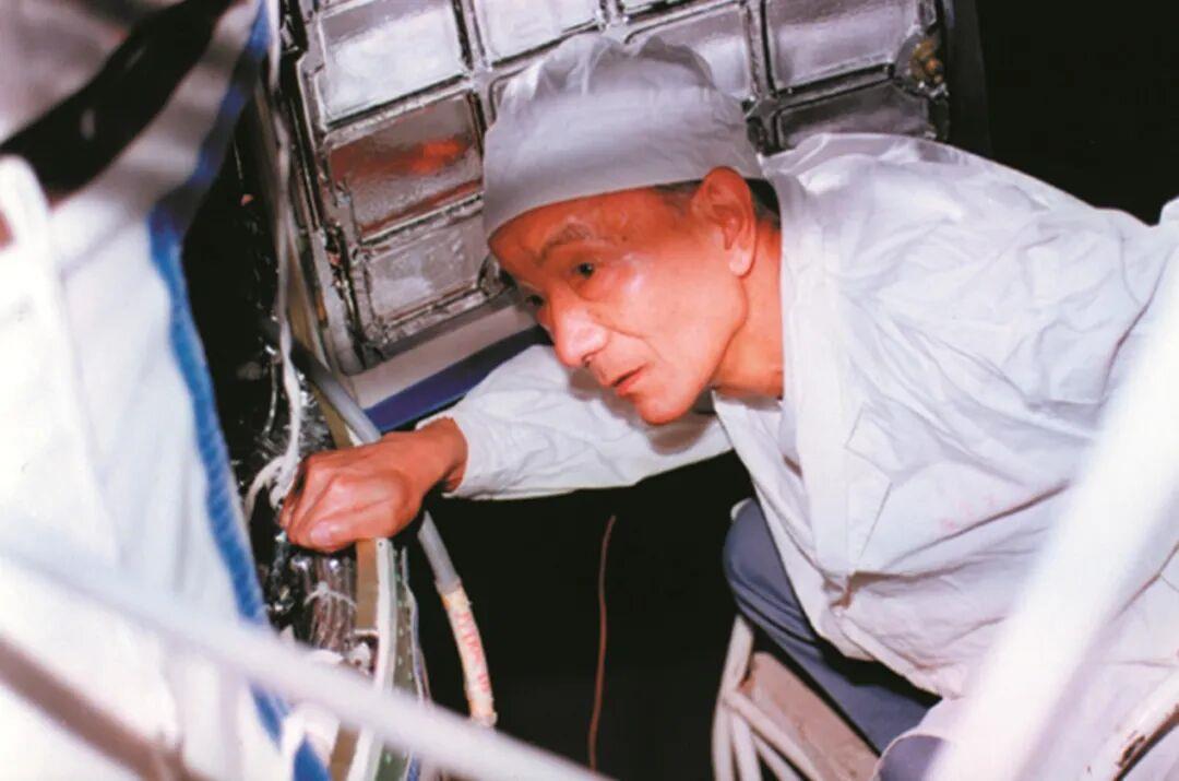 Wang Xiji inspecte l'installation des composants à l'intérieur d'un satellite récupérable. /CMG