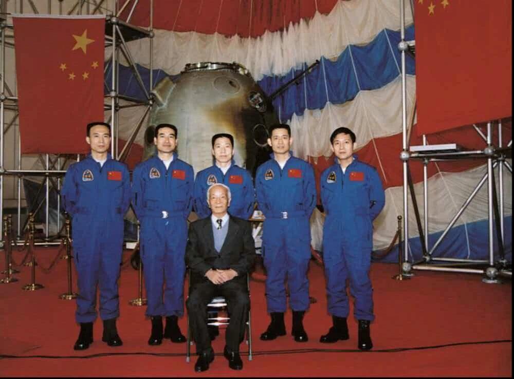 Wang Xiji pose avec des astronautes devant la capsule de retour du vaisseau spatial Shenzhou-5. /CMG