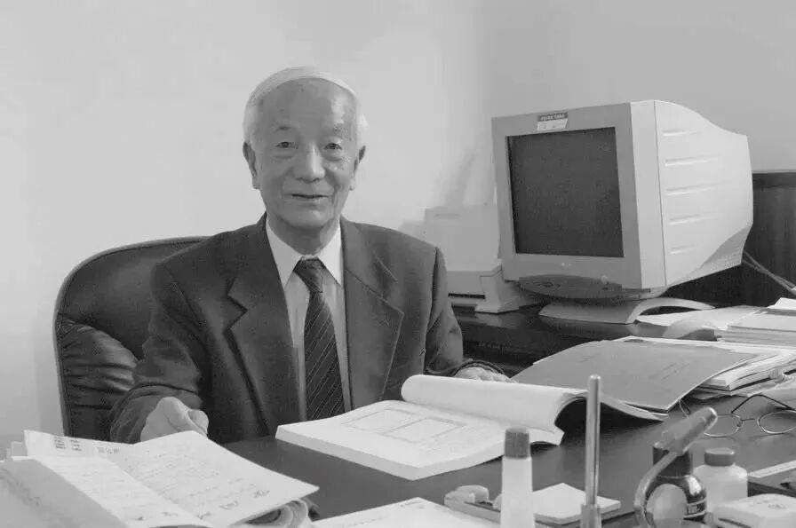 Wang Xiji est assis à son bureau avec des documents techniques dans son bureau. /CMG