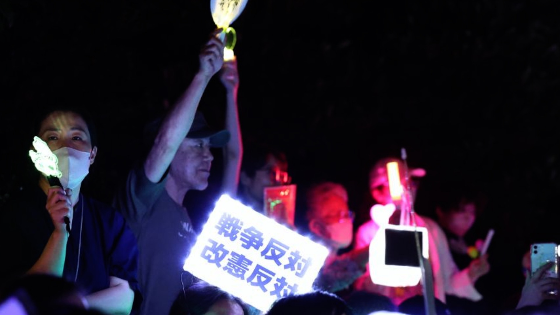 Des personnes brandissant des pancartes assistent à un rassemblement de protestation contre la guerre devant le bâtiment de la Diète nationale à Tokyo, au Japon, le 10 juillet 2026. /Xinhua